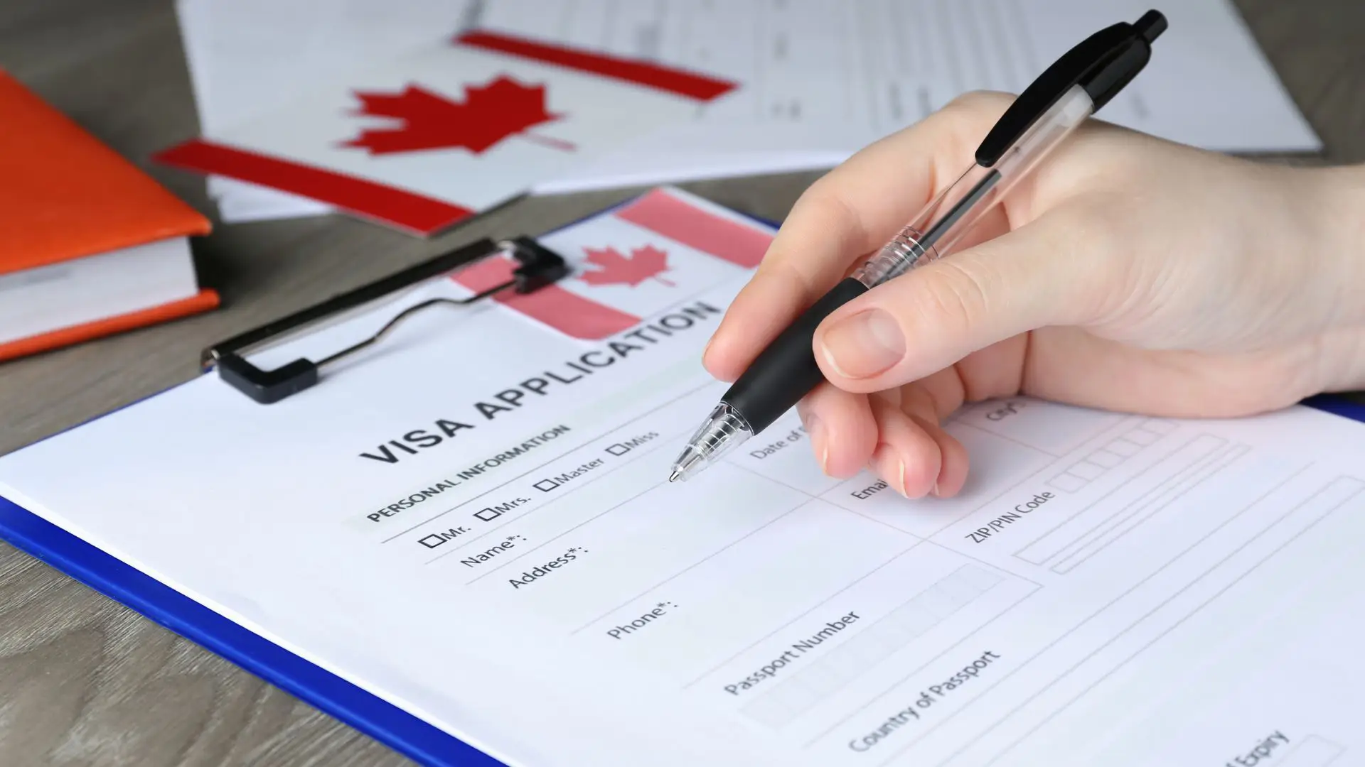 No permitas que los trámites te alejen de tu futuro en Canadá